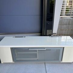 高品質TVキャビネット 価格 1,500円価格引き下げ。取りに来てくれる方にお譲りします‼‼　AV機器レコード100枚収納、ピアノホワイト硝子扉。取りに来てくれる方を希望の画像