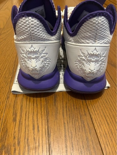 NIKEレヴロン