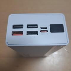 【非常用にも】超大容量30,000mAh！モバイルバッテリー 白 非常用充電池　スマホ　ラジオなどに　未使用新品　　バー6の画像