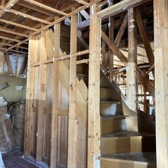 解体中の廃材、積み放題の画像