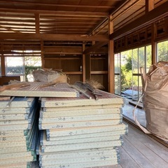 解体中の廃材、積み放題の画像