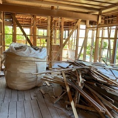 解体中の廃材、積み放題の画像