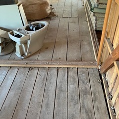 解体中の廃材、積み放題の画像