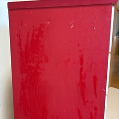 赤と白の整理タンスの画像