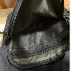 キングサイズのおしゃれな黒リュックの画像