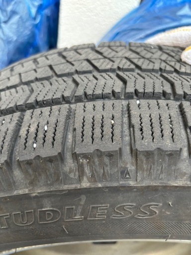スタッドレスタイヤ　ホイル付き215/65R16