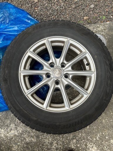 スタッドレスタイヤ　ホイル付き215/65R16