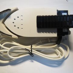 旅行用小スチームアイロン　熱板サイズ=60×110mm[ 全長=170mm AC100V,32Wの画像