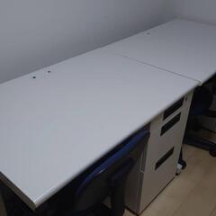 事務机と椅子の組み合わせを2セット