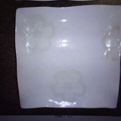 1枚250円！未使用新品：お洒落な白地に桜模様が描かれた和風角皿４枚Setの画像