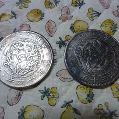 お譲り価格変更！古銭・明治16年発行の1園銀貨＆明治35年発行の1園銀貨、各1枚の2枚セットのお譲りです。の画像