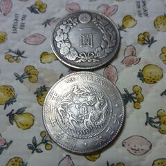 お譲り価格変更！古銭・明治16年発行の1園銀貨＆明治35年発行の1園銀貨、各1枚の2枚セットのお譲りです。の画像