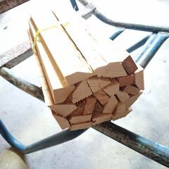 ⑲  第4期用意分　乾燥済み　薪　　小束にした薪　手軽に焚き火や、焚き付け等に利用出来ます。細かく割った針葉樹薪を束ねたもの★　キャンプ　グランピング　焚き火　薪ストーブ等に　那須で薪の画像