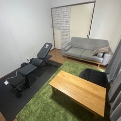 テーブル、ラグ、座れるクッション