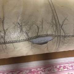 レモンイエロー　革張りソファーの画像