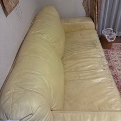 レモンイエロー　革張りソファーの画像