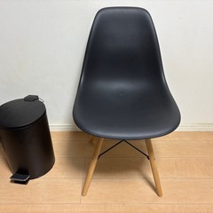 【販売中】ダイニングチェア　マットブラック×ナチュラル脚　イーム...