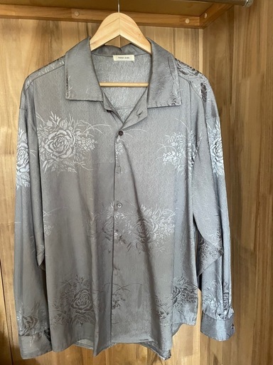 柄シャツ　シルバー系