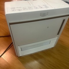 加湿器機能付き置き型電気ストーブ