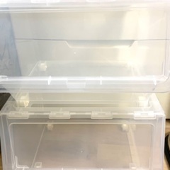 中古美品　 2個セット　前開き収納ボックス フロック　フラップ扉のスタッキングクリアケースセット　ふた付きボックス, 透明　蓋付き　収納　棚　積み重ね　幅44cm 奥行38.5cm 高さ31cm クリア マット加工 キャスター付き　洗面所　コロコロ　コロ付 収納 衣装ケース　バス　風呂場　タオル　押し入れ ケース 棚 衣類 小物　キッチン　リビング　日本製 収納ボックス 収納ケース 収納 ボックス ケース 押入 押入れ クローゼット すき間 すきま 積み重ね おしゃれ　移動　キャスターの画像