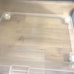 中古美品　 2個セット　前開き収納ボックス フロック　フラップ扉のスタッキングクリアケースセット　ふた付きボックス, 透明　蓋付き　収納　棚　積み重ね　幅44cm 奥行38.5cm 高さ31cm クリア マット加工 キャスター付き　洗面所　コロコロ　コロ付 収納 衣装ケース　バス　風呂場　タオル　押し入れ ケース 棚 衣類 小物　キッチン　リビング　日本製 収納ボックス 収納ケース 収納 ボックス ケース 押入 押入れ クローゼット すき間 すきま 積み重ね おしゃれ　移動　キャスターの画像