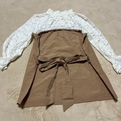 レースが可愛いブラウスの画像