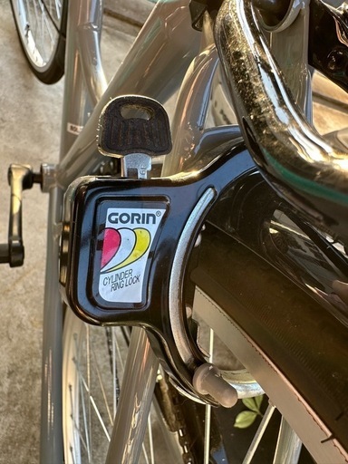 モスグリーン色の自転車