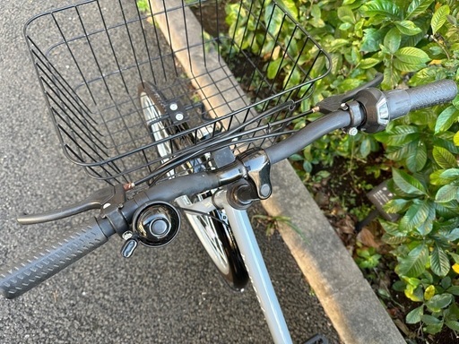 モスグリーン色の自転車
