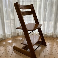 木製椅子の画像