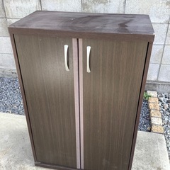 扉付き棚