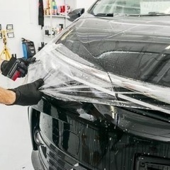 車のラッピング、保護フィルム張ります