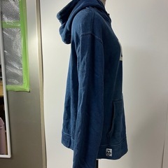 O2410-578 CHUMS スウェットパーカー インディゴ染め 包みボタン 色あせあり サイズ:Lの画像