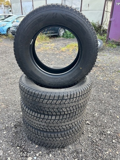 タイヤ　BRIDGESTONE  BLIZZAK  DM-V3 215/70  R16   2021年製  冬タイヤ　4本