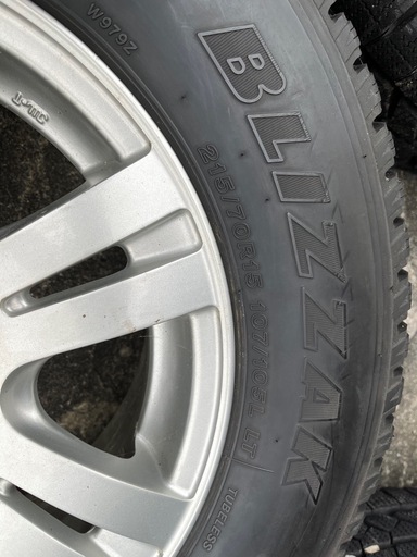 ハイエース　ブリザック　215/70R15
