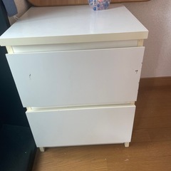 イケアのベッドサイドテーブル
