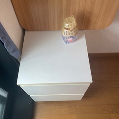 イケアのベッドサイドテーブルの画像