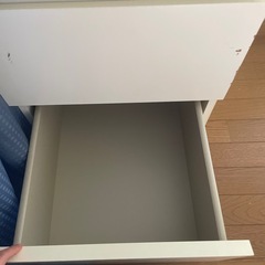 イケアのベッドサイドテーブルの画像