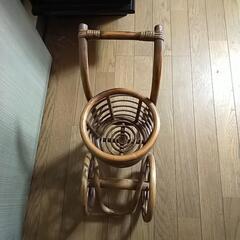 籐の鉢置きの画像