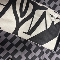 Alexander McQueen マフラー ブラックとホワイト