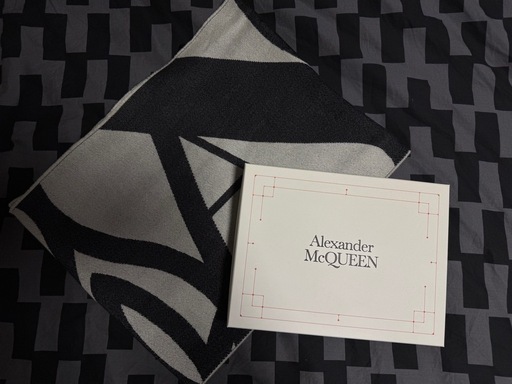 Alexander McQueen マフラー ブラックとホワイト