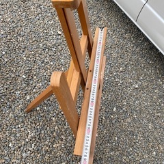 イーゼル　木製　無垢材　ベージュ　結構しっかりした作りのイーゼル　フリップ台の画像