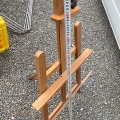 イーゼル　木製　無垢材　ベージュ　結構しっかりした作りのイーゼル　フリップ台の画像