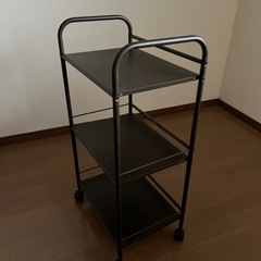 ブラウンのワゴンの画像