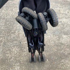 折りたたみ式ベビーカーの画像