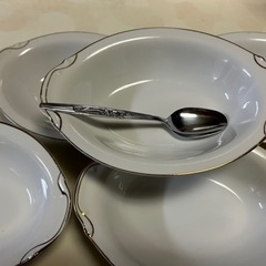 何だか懐かしい感じのカレー皿の画像