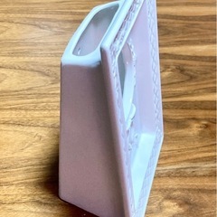 【未使用】壁掛けも、置いてもOK！真っ白な陶器の花瓶の画像