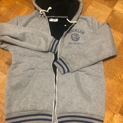 裏ボアパーカーとニット帽