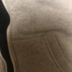 裏ボアパーカーとニット帽の画像