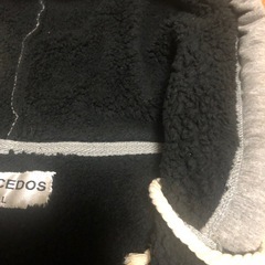 裏ボアパーカーとニット帽の画像