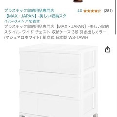 ワードローブ、鏡、マットレスの組み合わせ